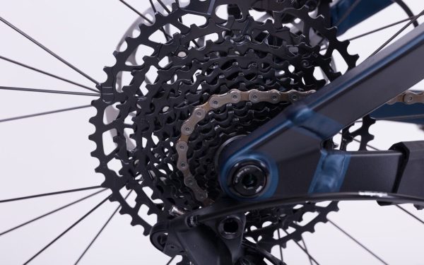 Ghost E-Riot AM CF Advanced – Elcykel i fullkarbon för enduro