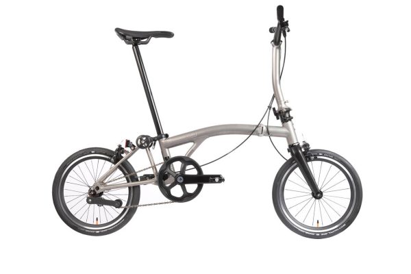 Bicicleta dobrável Brompton T Line One de 1 velocidade | Titânio jateado, guiador médio