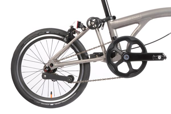 Bicicleta dobrável Brompton T Line One de 1 velocidade | Titânio jateado, guiador médio
