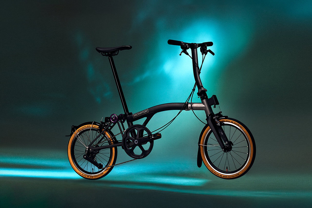 Brompton T Line 4-Speed Urban Folding Bike | Ceratech Black, Mid Handlebar - Image 3
