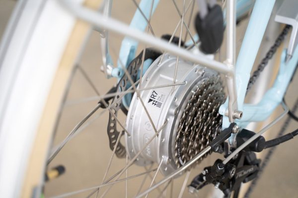 Rower elektryczny Volt Kensington Step-Through – elegancki, wygodny i stworzony do codziennej jazdy