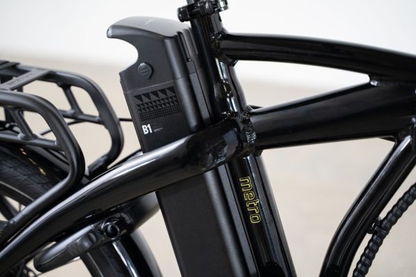 Bicicletta elettrica pieghevole Volt Metro: elegante mezzo di trasporto urbano con maggiore comfort di guida